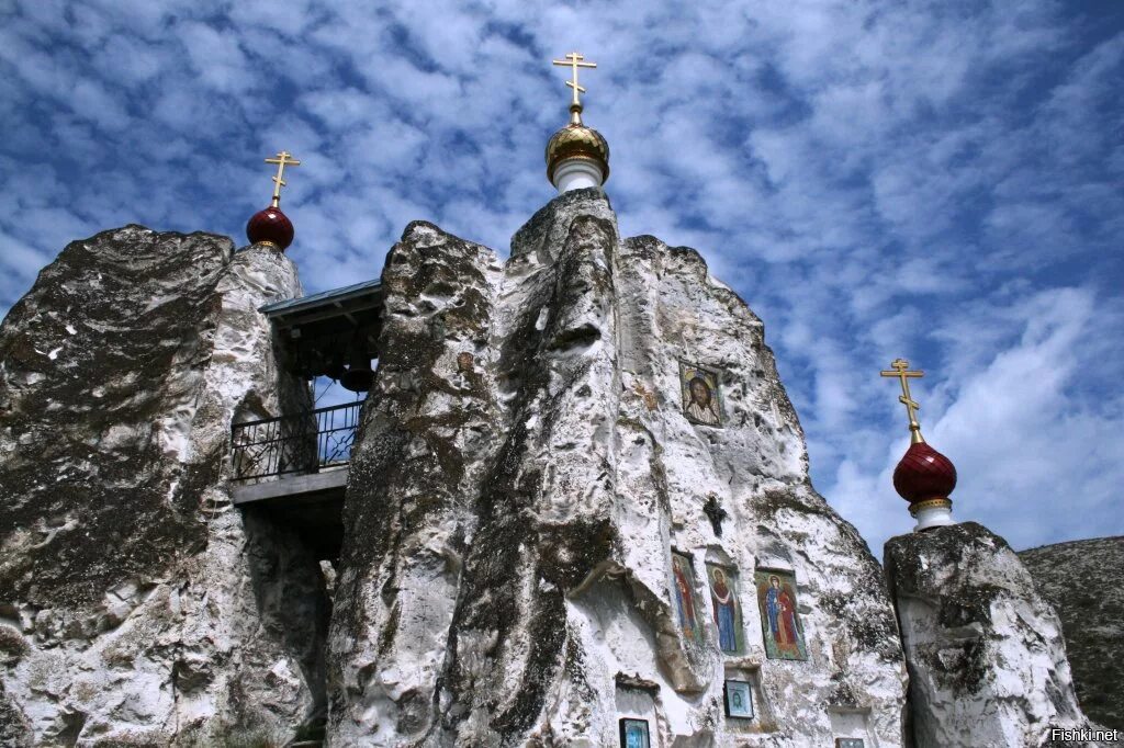 Самый святой монастырь. Костомаровский Спасский пещерный монастырь. Костомаровский женский монастырь Воронежская область. Костомаровский Спасский женский монастырь село Костомарово. Воронеж Костомаровский Спасский женский монастырь храм.