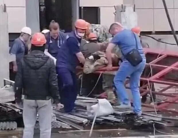 Люлька сорвалась. Строительная люлька упала. чп в новосибирске на стройке. падение строительной люльки.