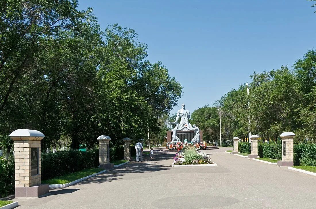 Парк победы соль илецк. Мемориал великой отечественной войны соль-илец. Соль-илецк вечный огонь. Парк победы соль илецк. Парк ленина соль илецк.