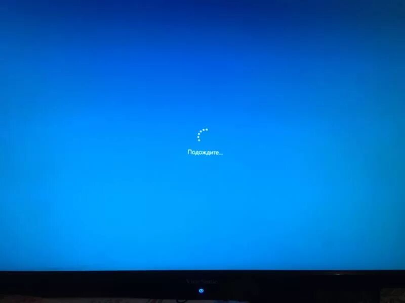 Выключи экран монитора. Загрузочный экран виндовс 10. Черный экран виндовс 10. Экран загрузки виндовс 10. Загрузка виндовс 10.