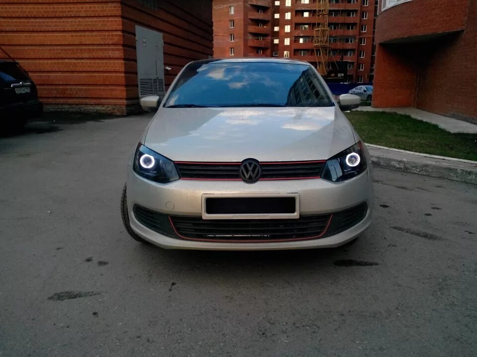 Линзы volkswagen. Линзы в Volkswagen Polo sedan 2012. VW Polo ангельские глазки. Фары VW Polo sedan. Линзы в VW Polo sedan.