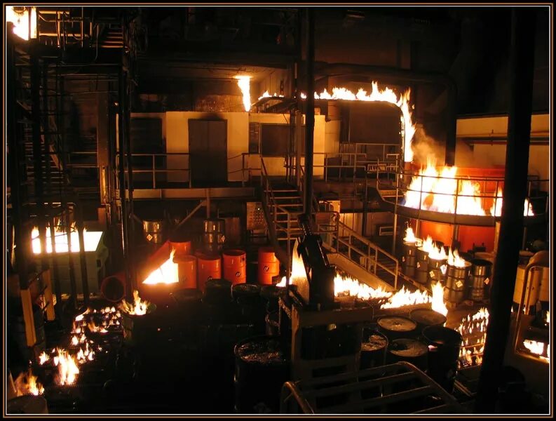 Пожар на предприятии. Пожары на промышленных предприятиях. Огонь на производстве. Пожар на текстильной промышленности. Предприятие сгорело
