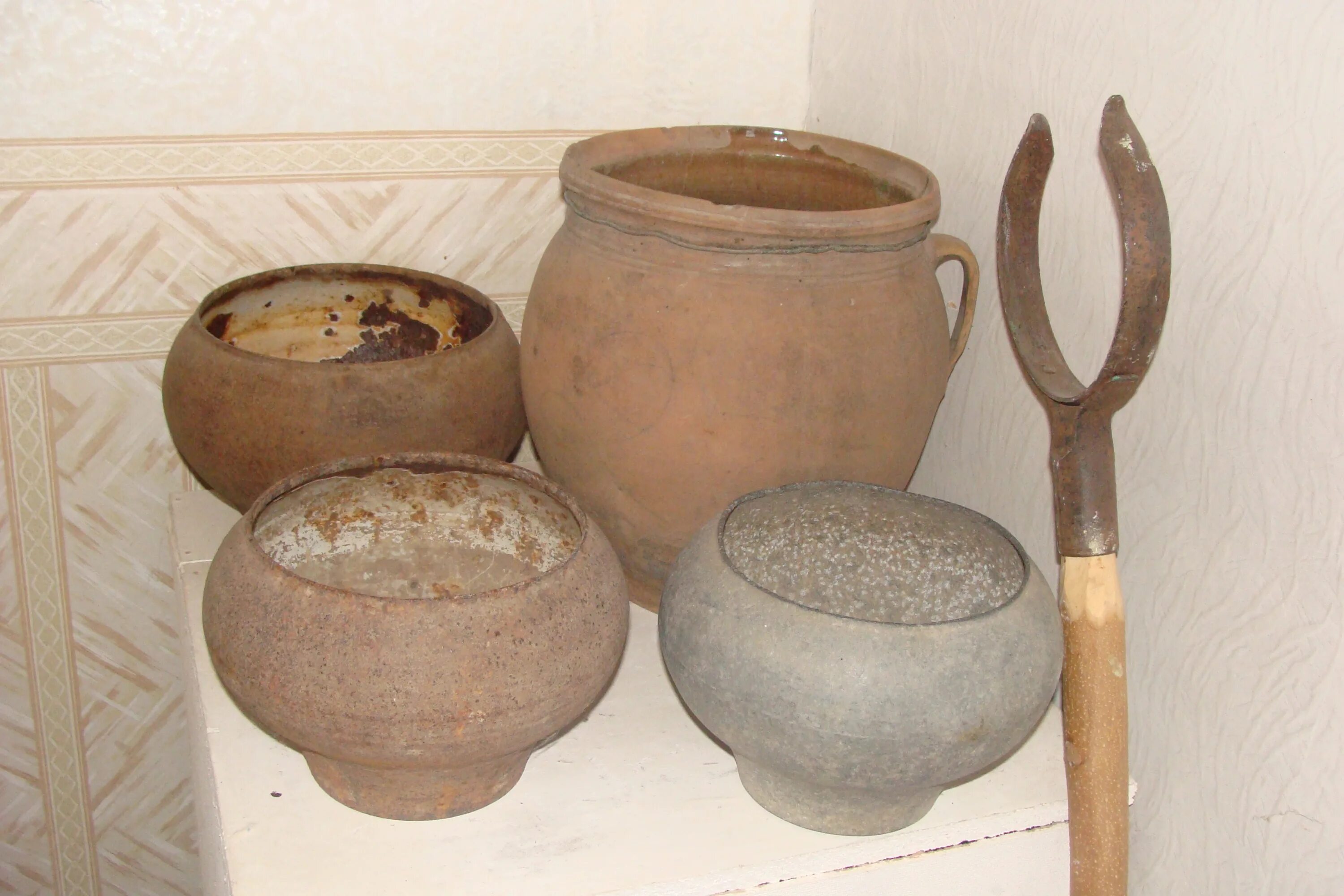 Старинная домашняя утварь. Домашняя утварь. Предметы старинной домашней утвари. Домашняя утварь. Старинные бытовые вещи.