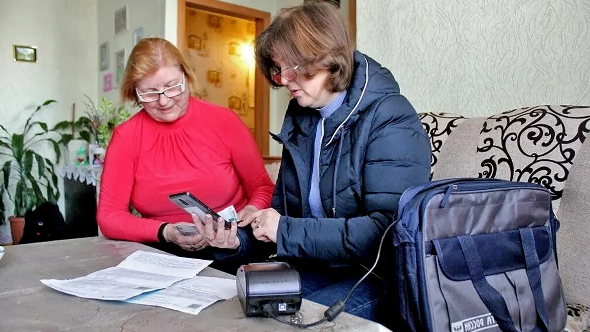 Пенсионеры получат единовременное. Пенсионеры пенсия. Почтальон с пенсией. Почтальон принес пенсию. Работающие пенсионеры.