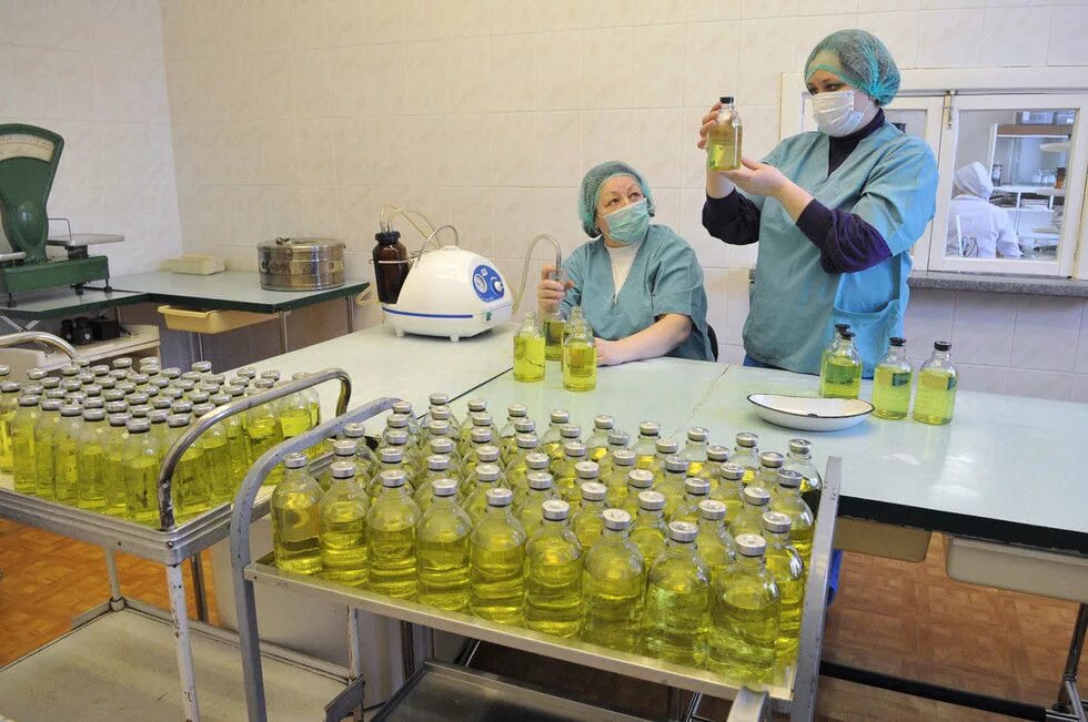 Лекарственные средства изготовленные в аптеке. Производственная аптека. изготовление лекарств. лекарственные формы изготовленные в аптеке. фасовка лекарственных средств.