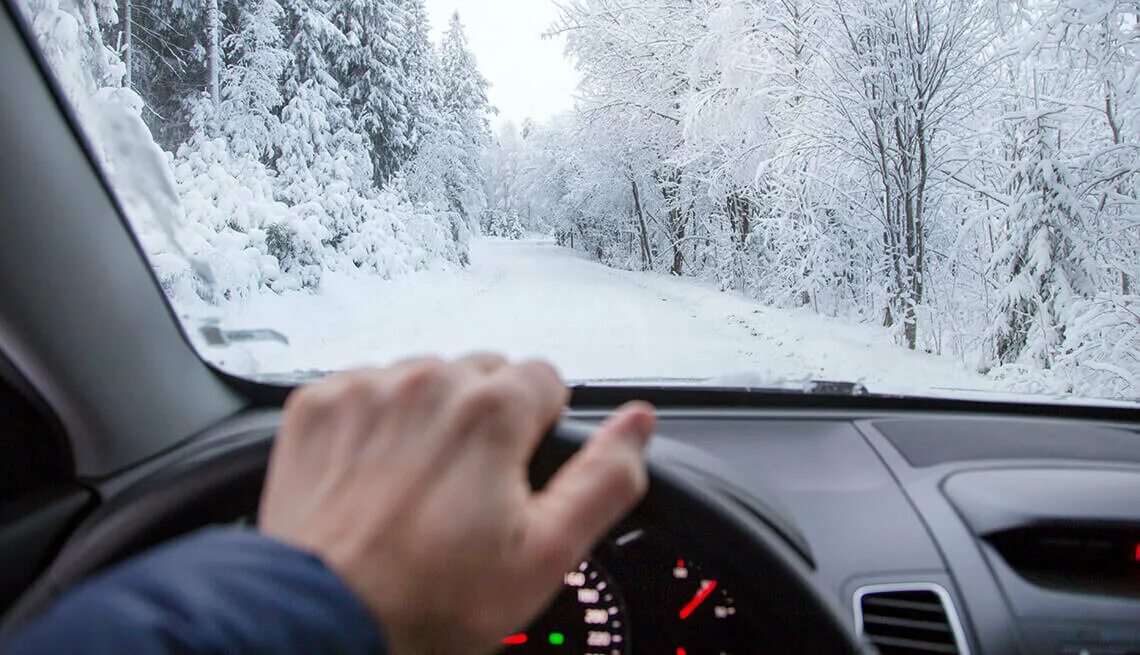 Машина зимой. За рулем зимой. Вождение автомобиля зимой. Автомобиль за рулем зима.