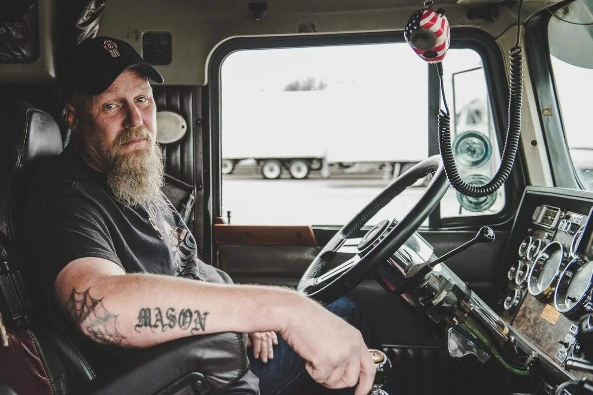 крутой дальнобойщик. американские фуры фредлайнер. американский водитель грузовика. крутые фуры дальнобойщиков. водитель дальнобойщик.