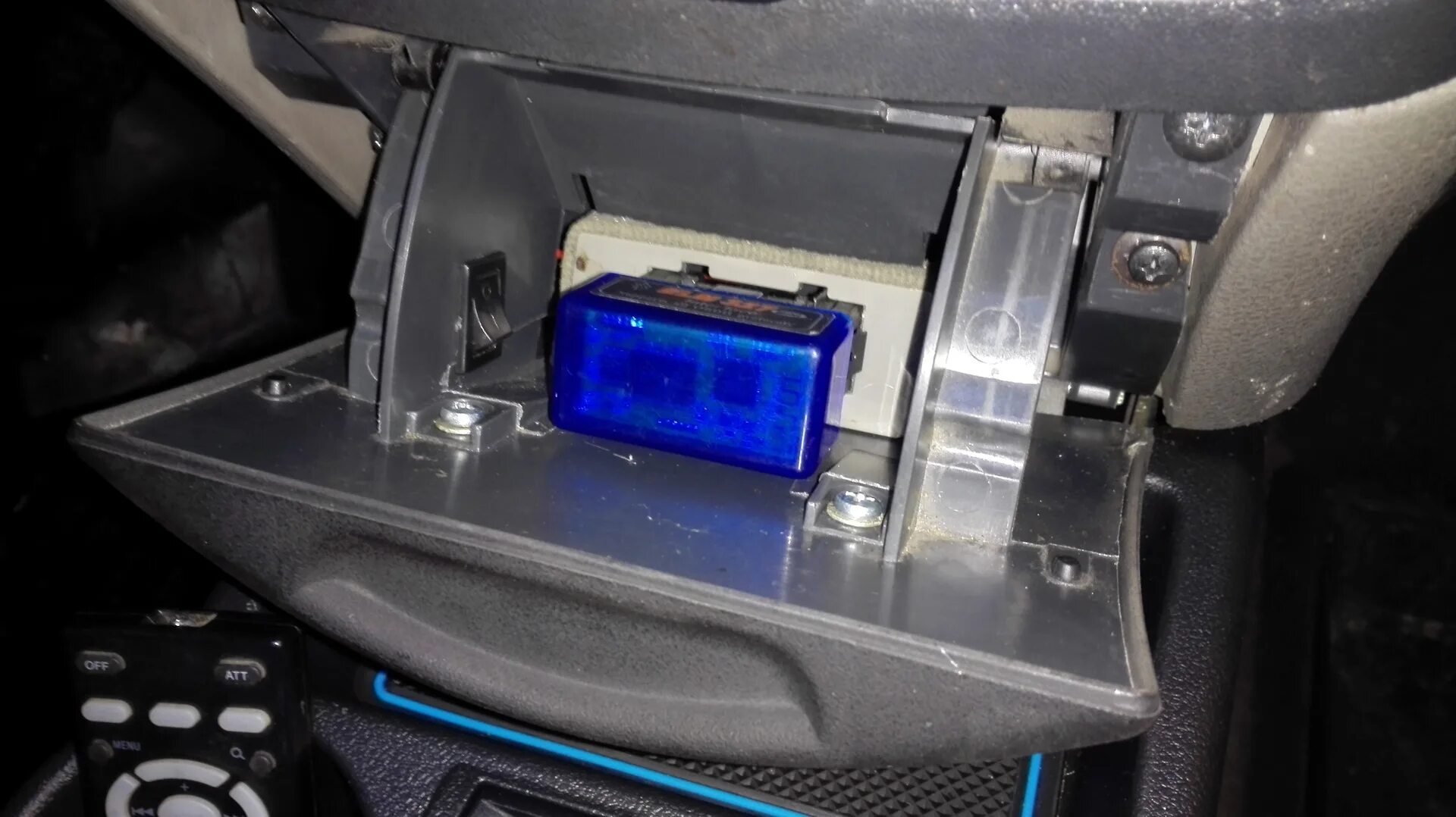 Obd приоры. Лада гранта разъем obd2. obd2 лада гранта. obd2 лада калина. калина 2 разъем obd.