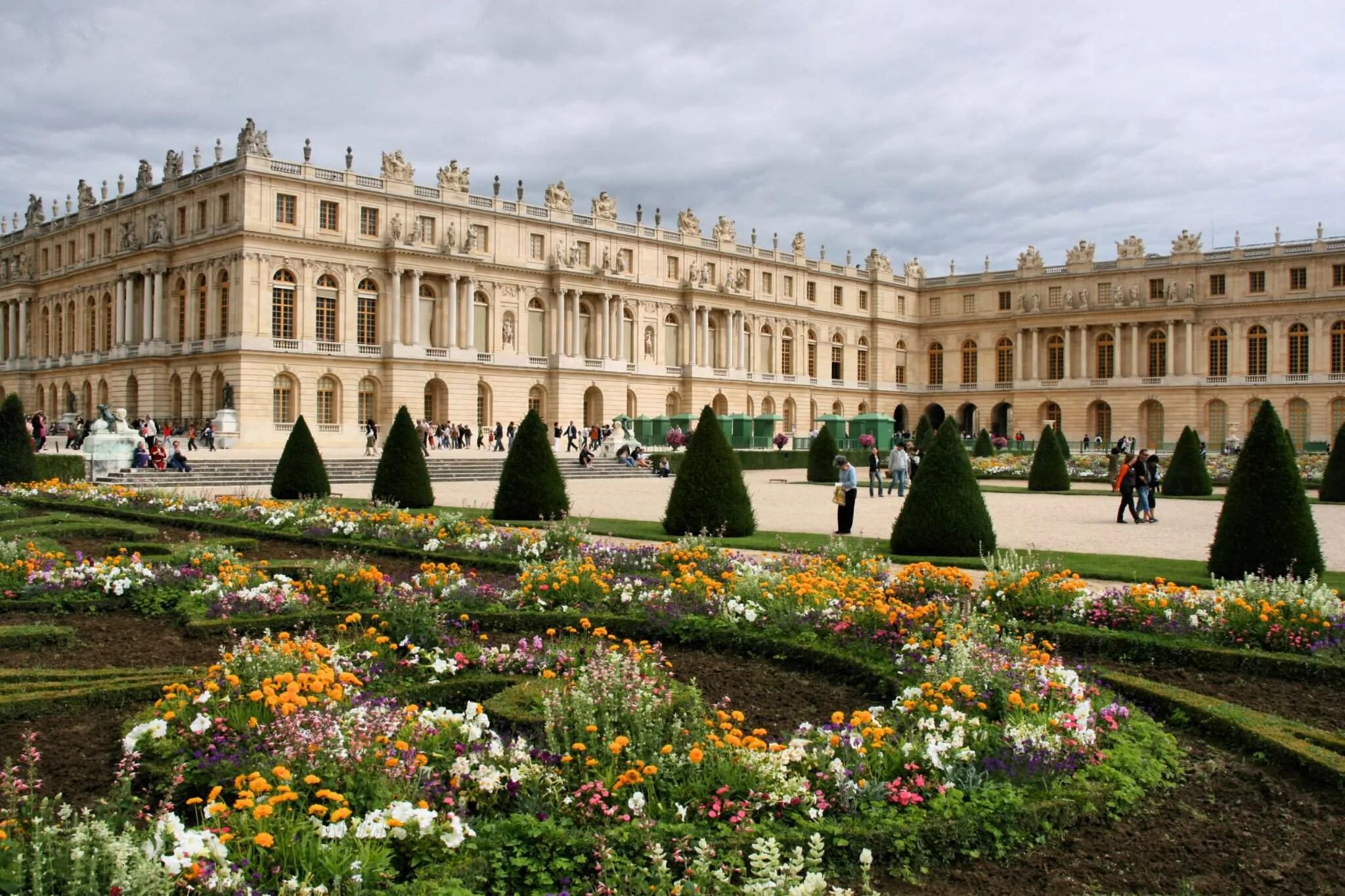 Королевский версаль. Версальский дворец Версаль Франция. Версаль дворцово-парковый ансамбль во Франции. Королевский дворец в Версале. Королевская резиденция Версаль.