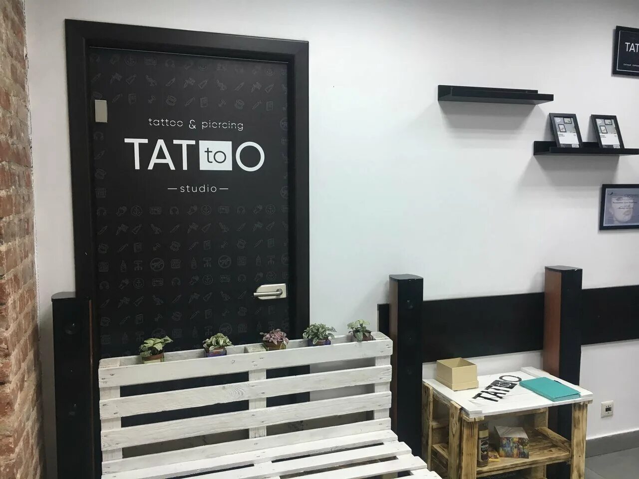Тату салон екб. Интерьер тату студии. Тату салон интерьер. Тату салон автозаводская. Тату салон.