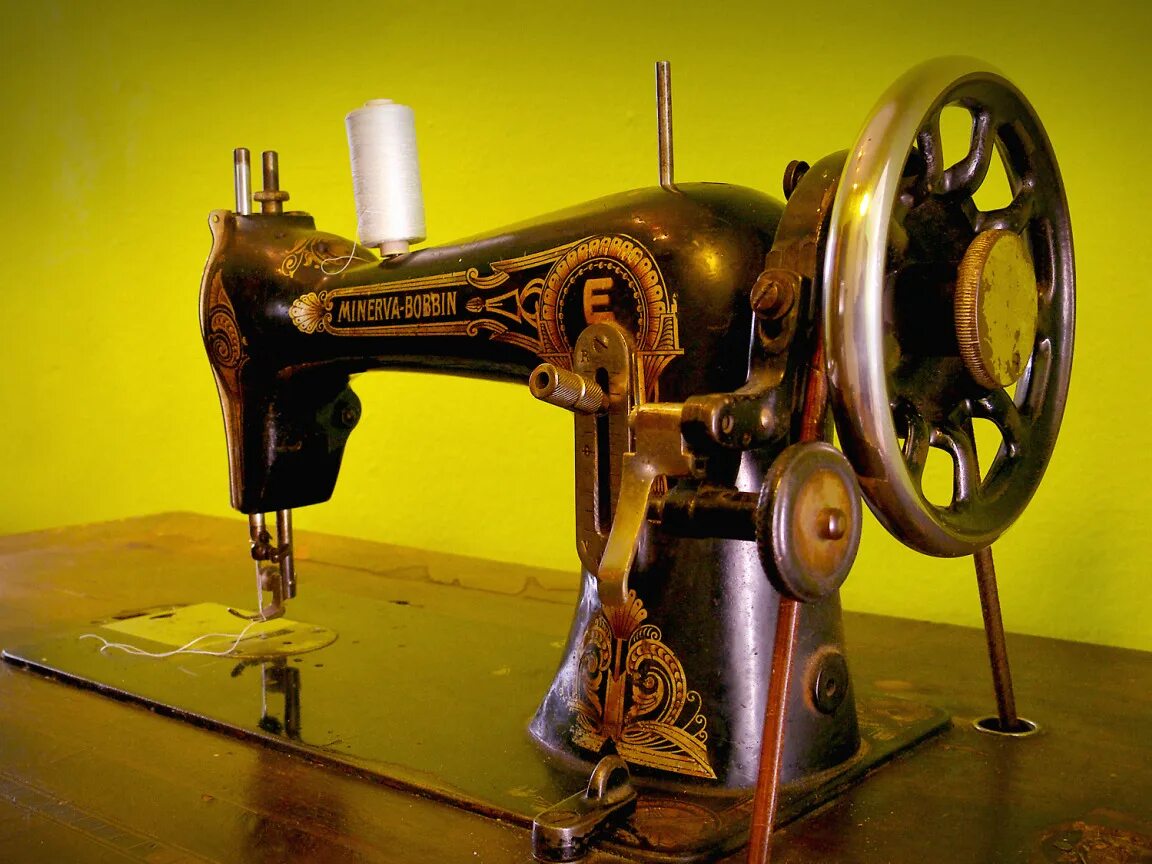 День швейной машинки. Швейная машинка Минерва. Старинная швейная машина. Механическая швейная машинка.