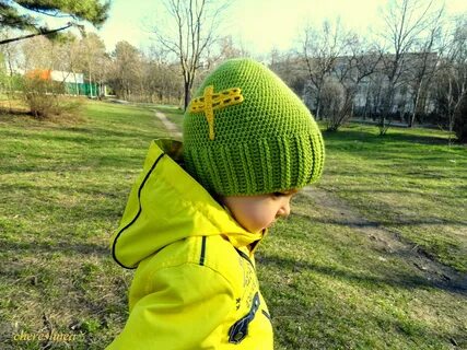 Вязаная шапка для мальчика на весну