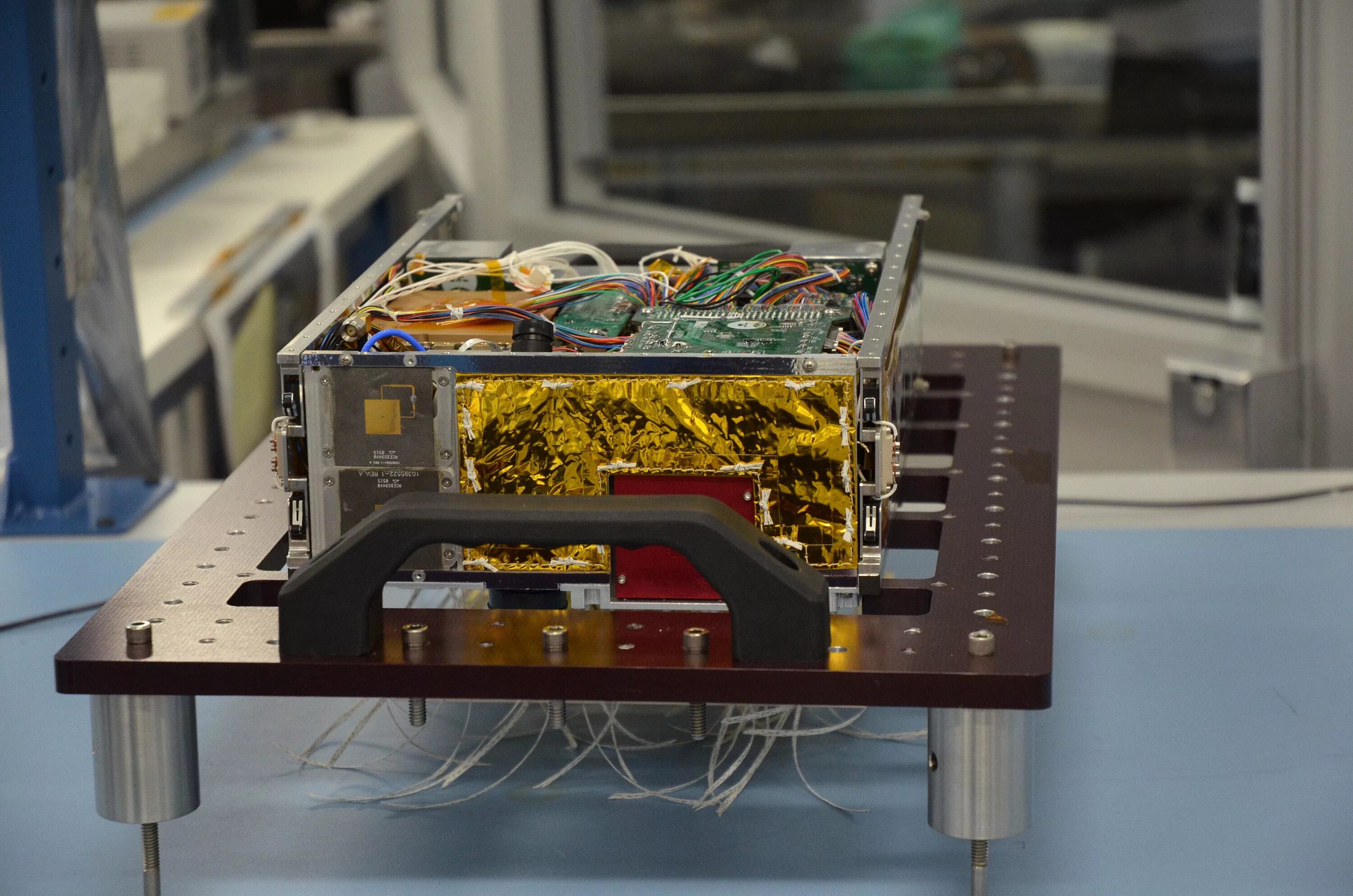 Mars cube. Cubesat 16u. mars cube one (marco) кубсаты. insight cubesat. cubesat чертежные размеры.