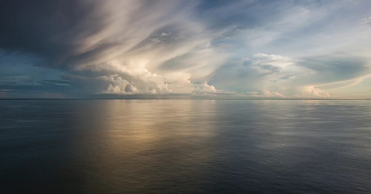 Штиль в тихом океане. Штиль на море. Полный штиль на море. Небо над водой. Стоял полный штиль море