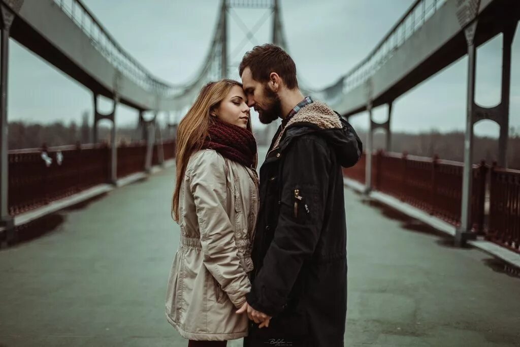 Парню интереснее с другими. Парень и девушка на набережной. Пара фотосессия. Парочка на мосту. Парень и девушка на мосту.