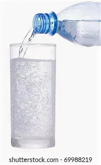 Бутылка для воды с стаканом. Вода льется в бутылку. Вода из бутылки в стакан. Бутылка холодной воды. Вода в бутылке льется в стакан.