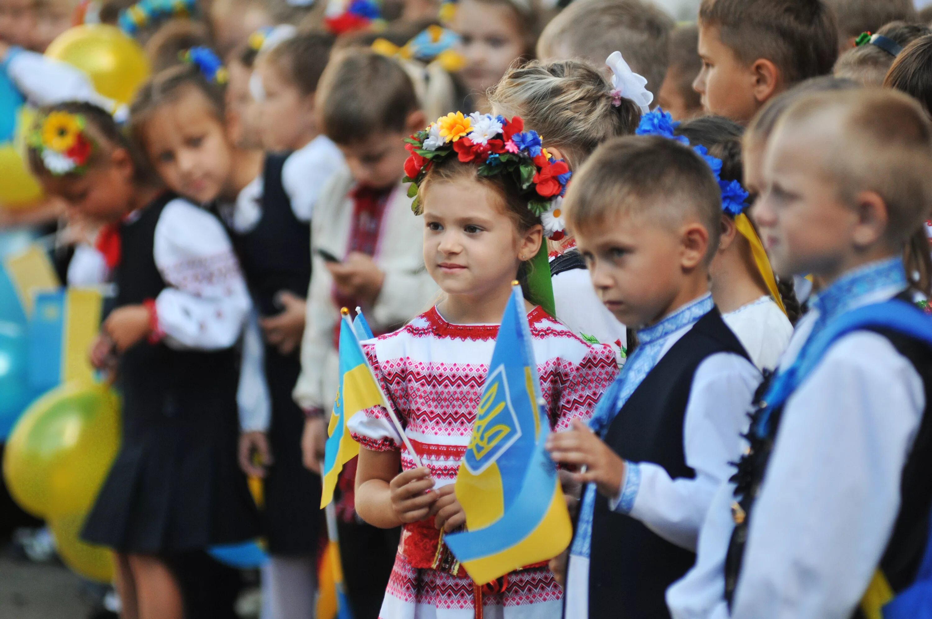 Фото детей украины. Школа в Украине. Украинская школа. Украинские школьники. Украинские дети в школе.