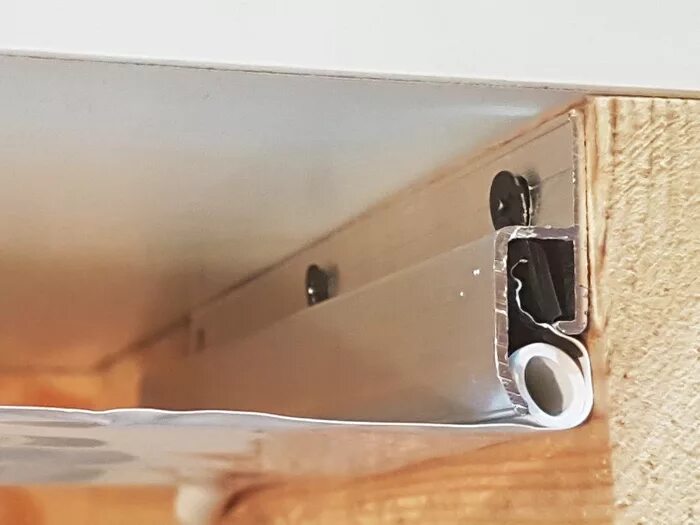 Натяжной потолок с теневым зазором. Бесщелевые натяжные потолки kraab 3. Краб натяжные потолки. Теневой профиль для натяжных потолков eurokraab. Теневой профиль для натяжных потолков eurokraab.