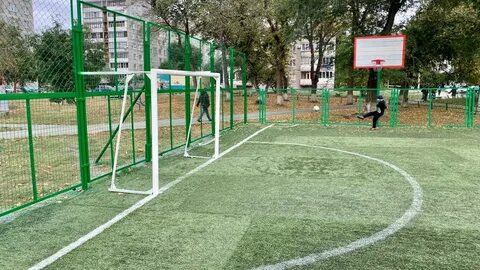 Футбольное поле во дворе
