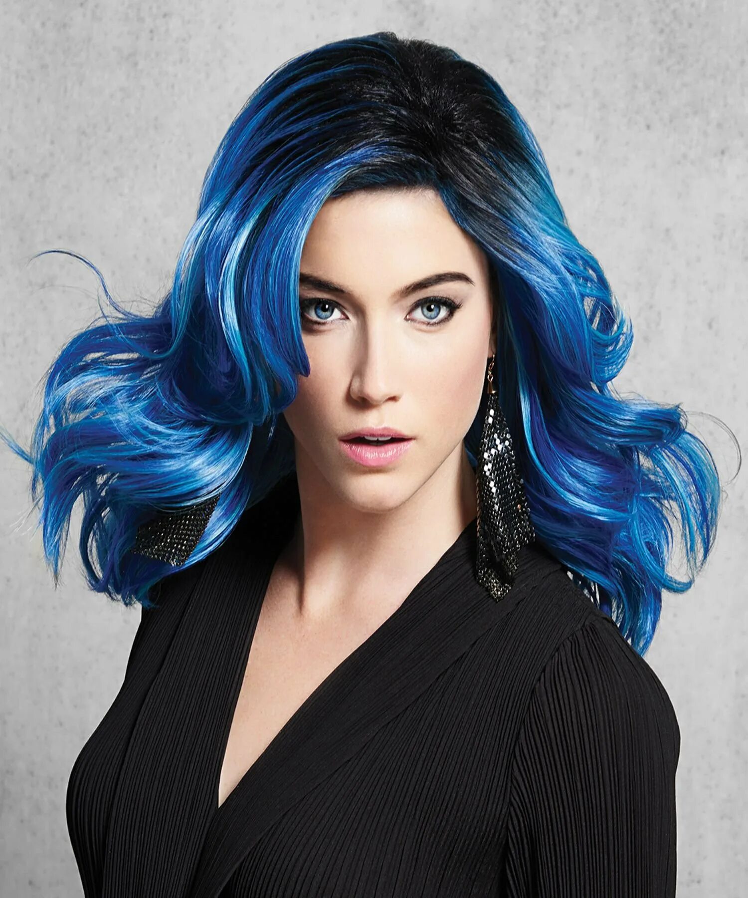Темно синий цвет волос. Синие волосы. Синий цвет волос. Голубой цвет волос. Женщина с синими волосами.