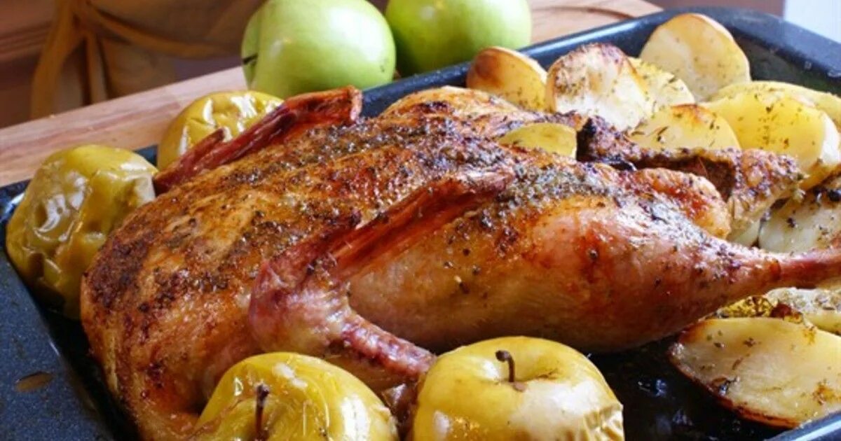 Самый вкусный гусь в духовке целиком. Утка в духовке целиком. утка в духовке целиком с хрустящей корочкой. утка с грушей в духовке. утка с фруктами в духовке.