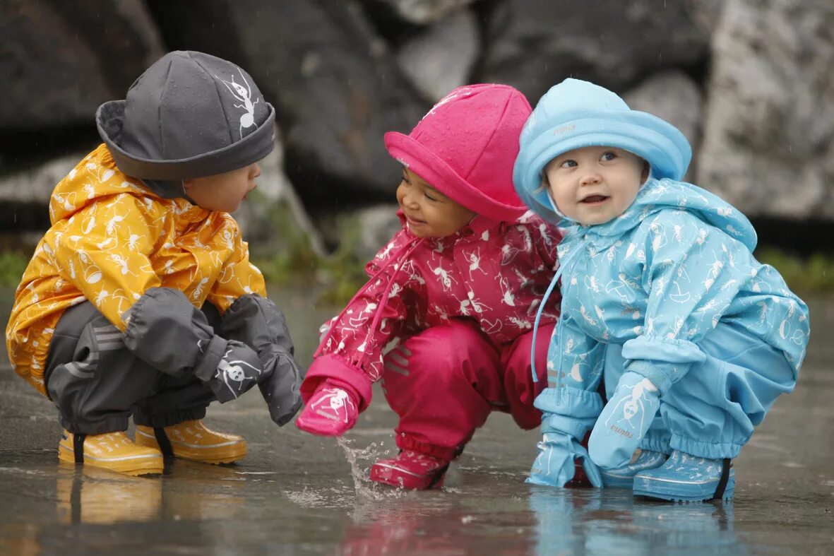 Дети одевались потеплее. Весенняя одежда для детей. Дети весной. Дети на прогулке.