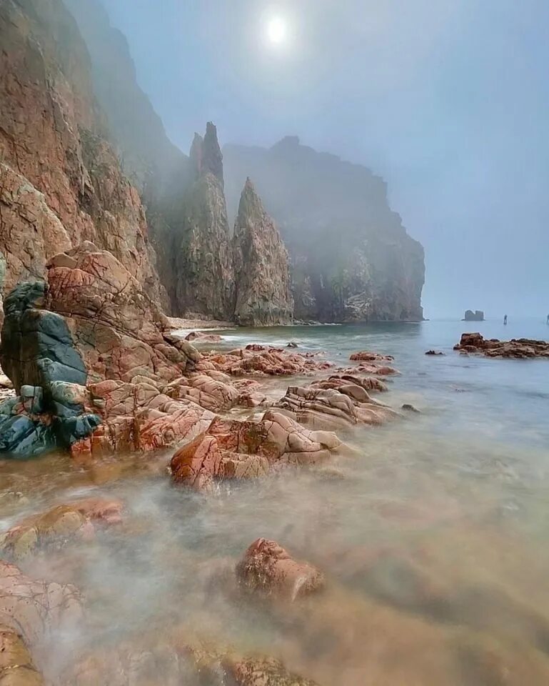 Включи восточный остров. Остров расшуа курилы. Остров сахалин маяк мыса анива. Необитаемый остров восток. Мыс сенявина сахалин.