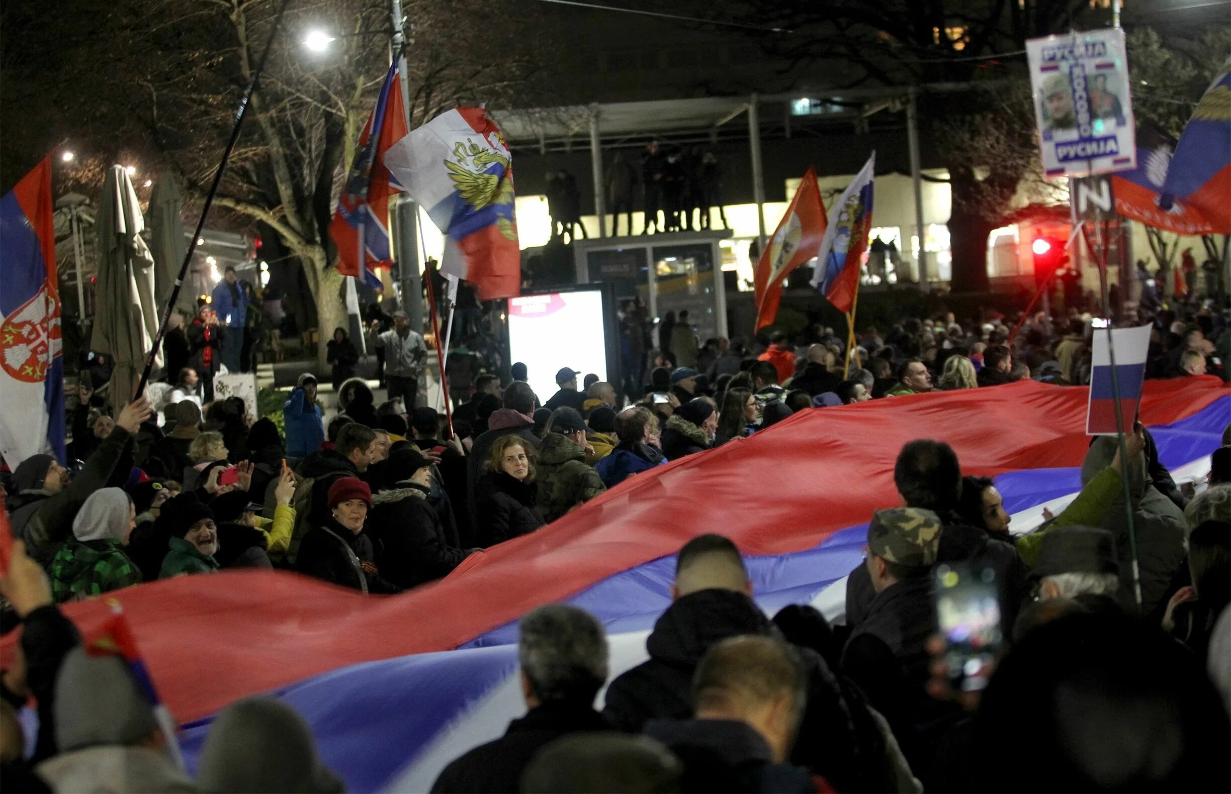 Как россия помогла сербии. Сербы митинг в поддержку России 2022. Митинги в Сербии 2022. Митинги в Сербии в поддержку России 2022. Митинг в Белграде в поддержку России.