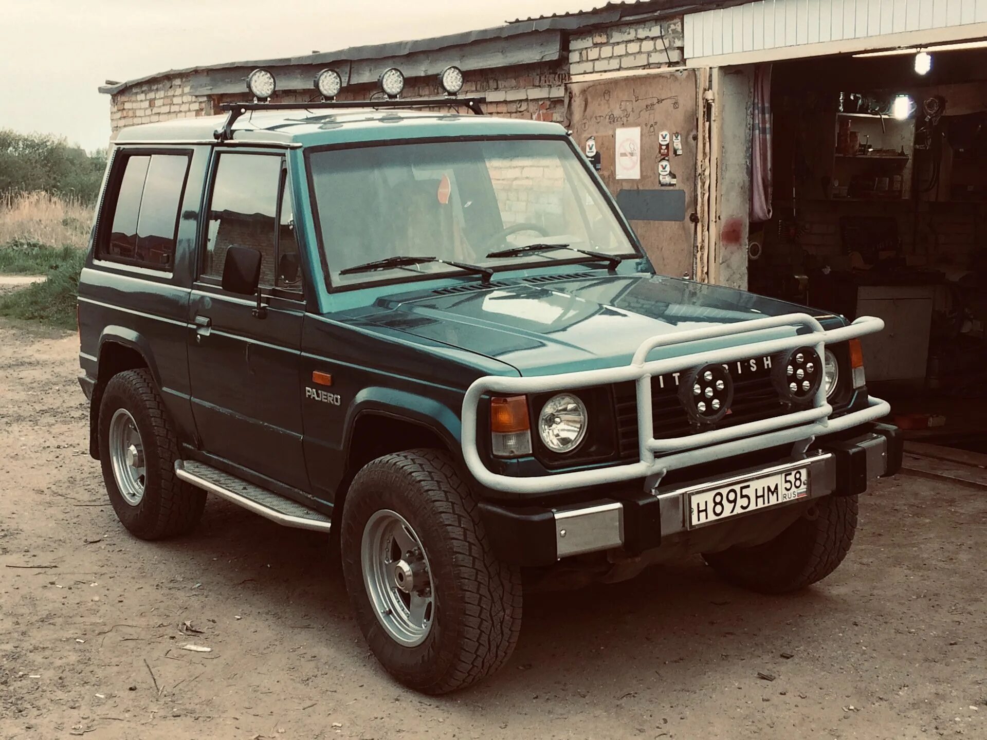 Мицубиси паджеро 1 поколение. Мицубиси Паджеро 1. Mitsubishi Pajero 1 поколение. Mitsubishi Pajero 1984. Мицубиси Паджеро 1987.