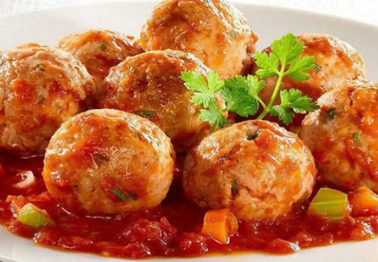 Тефтели гречаники. Тефтели с рисом с подливкой. Рыбные тефтельки в томатном соусе. Вкусные тефтели с подливкой. Куриные тефтели в томатном соусе.
