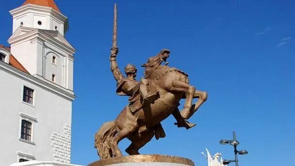 Кошицу памятники. Мемориал советским воинам на холме славин в братиславе. Братислава, военно-мемориальный комплекс "славин". Памятник в городе зволен словакия. Памятник зеваке в словакии.