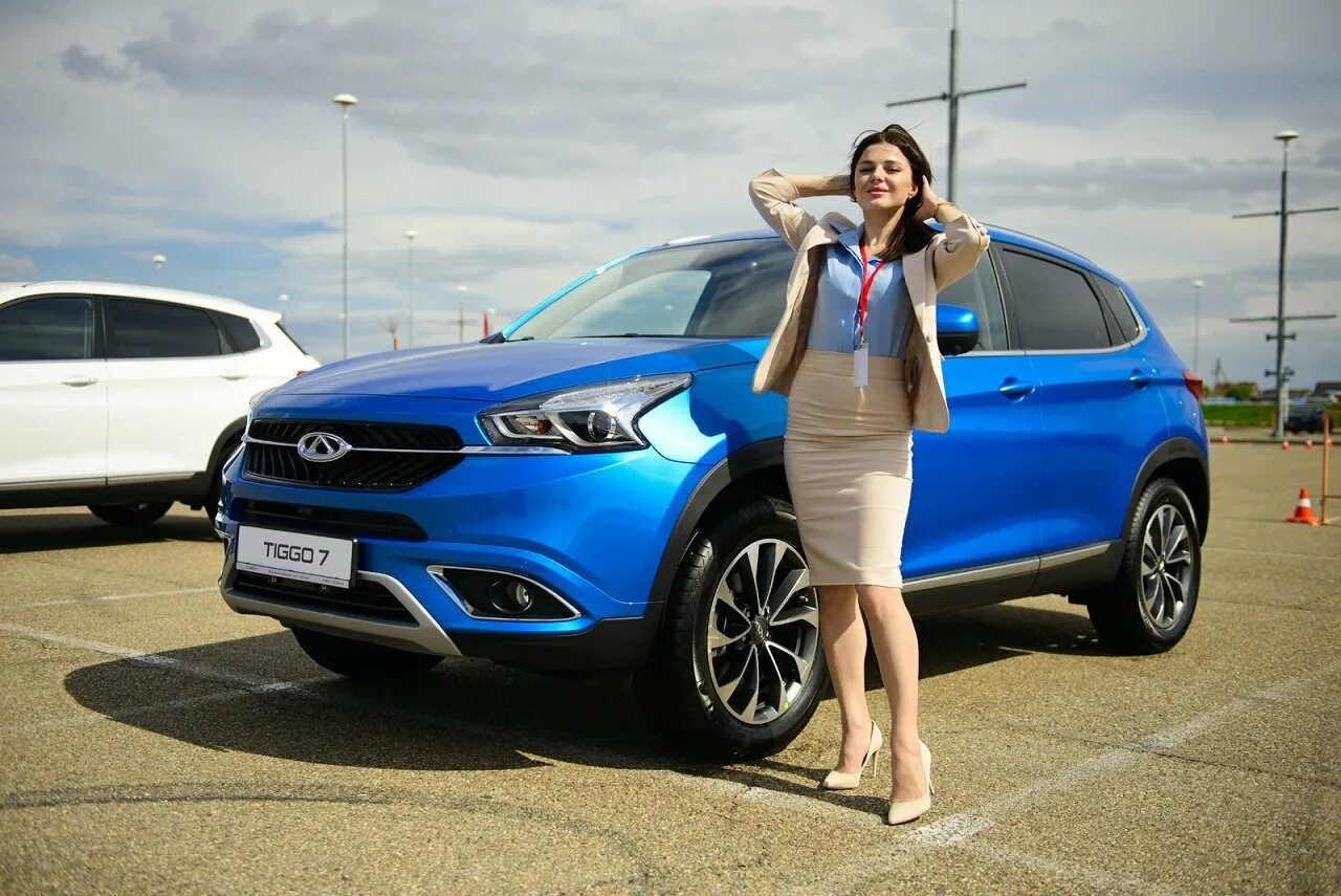 Chery Tiggo 7 Pro девушка. Тигго 7 про голубой. Машина черри бирюзовая. Машина чери Тигго 7 голубая. Авто китай 7