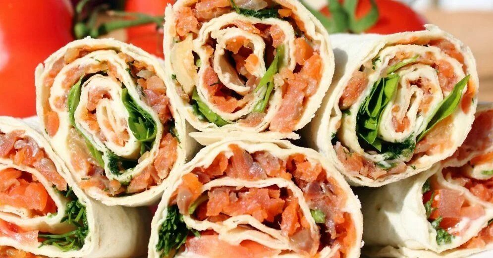Рулет из лаваша с красной рыбой и сливочным сыром. Рулетики из лаваша с красной рыбой. Лаваш с творожным сыром огурцом и горбушей. Рулет из лаваша с красной рыбой и творожным сыром. Рулет из лаваша с семгой.