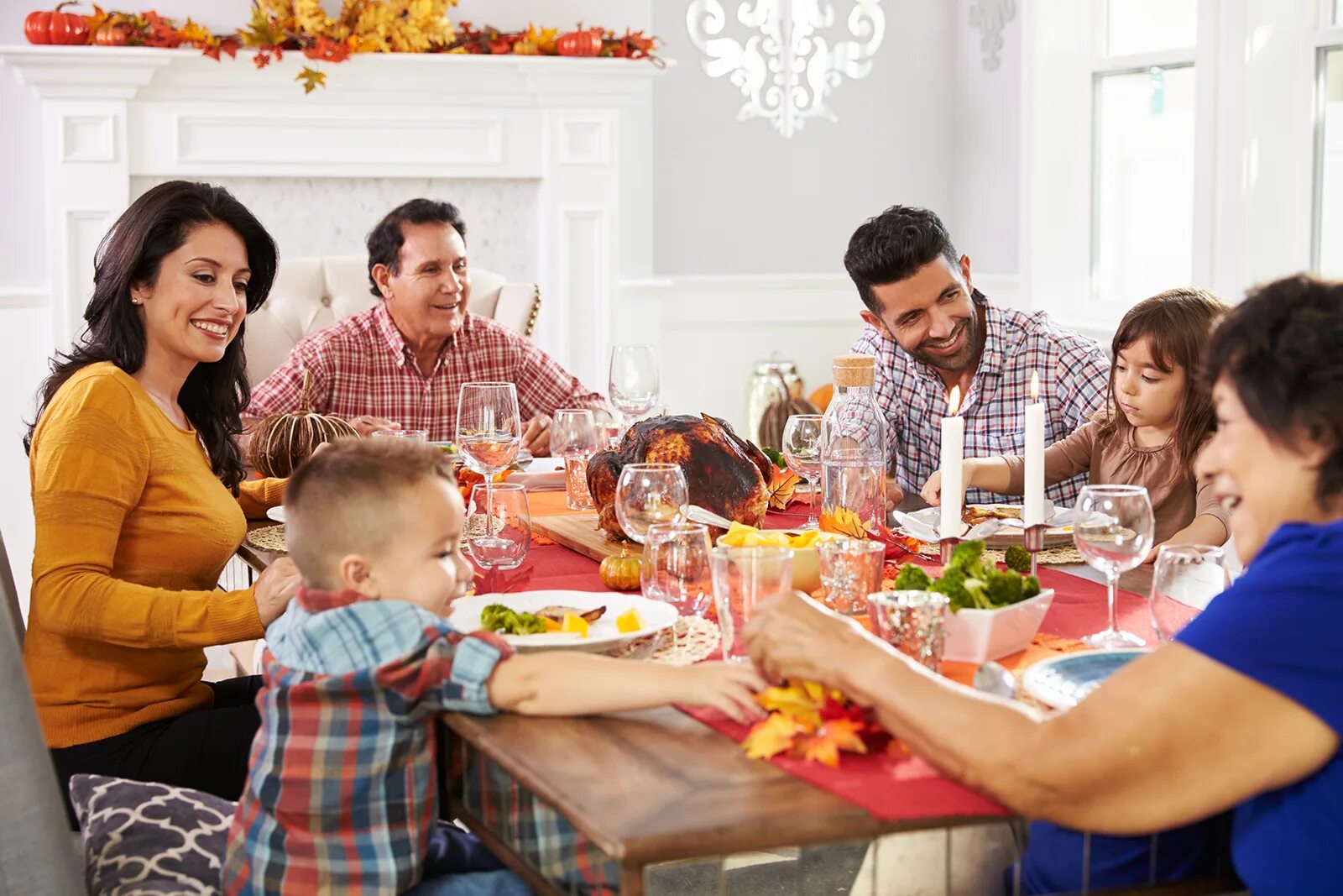 Новое в современных семьях. Семья за столом. Семья за праздничным столом. Семейный ужин. Испанская семья за столом.