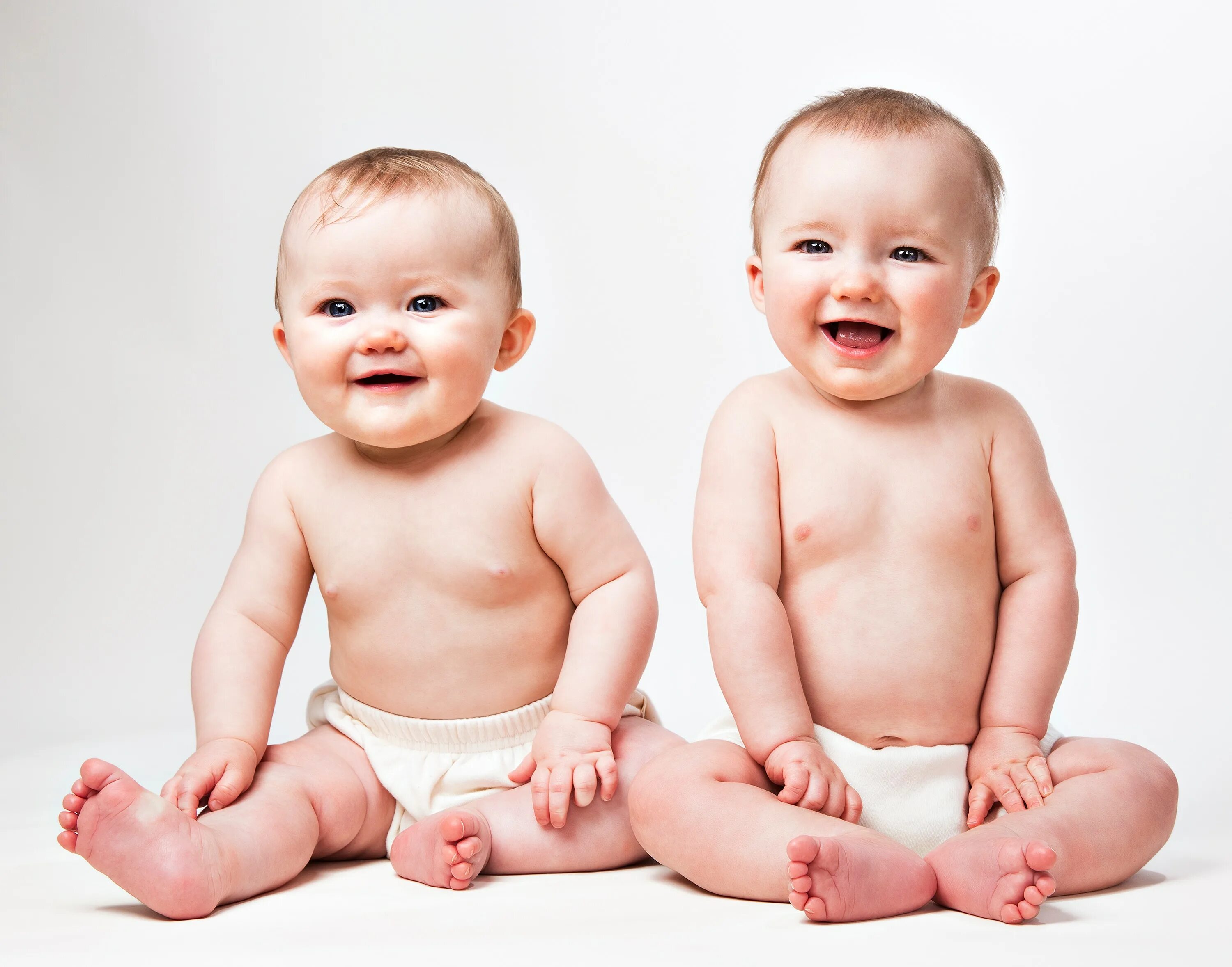 Малыш 2 отзывы. Два малыша близнеца. Близняшки в подгузнике. Реклама подгузников мальчики. Мальчик в подгузнике.