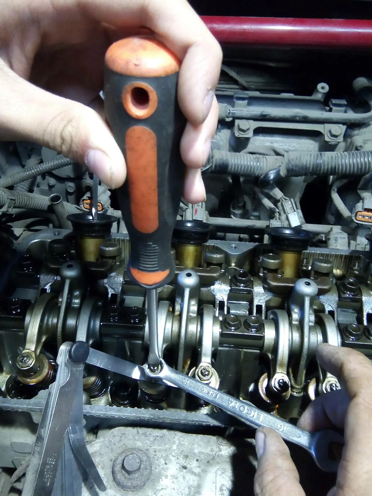 Стучат клапана. Стук клапанов. Стук клапанов. Бренчат клапана. N52 гидрокомпенсаторы.