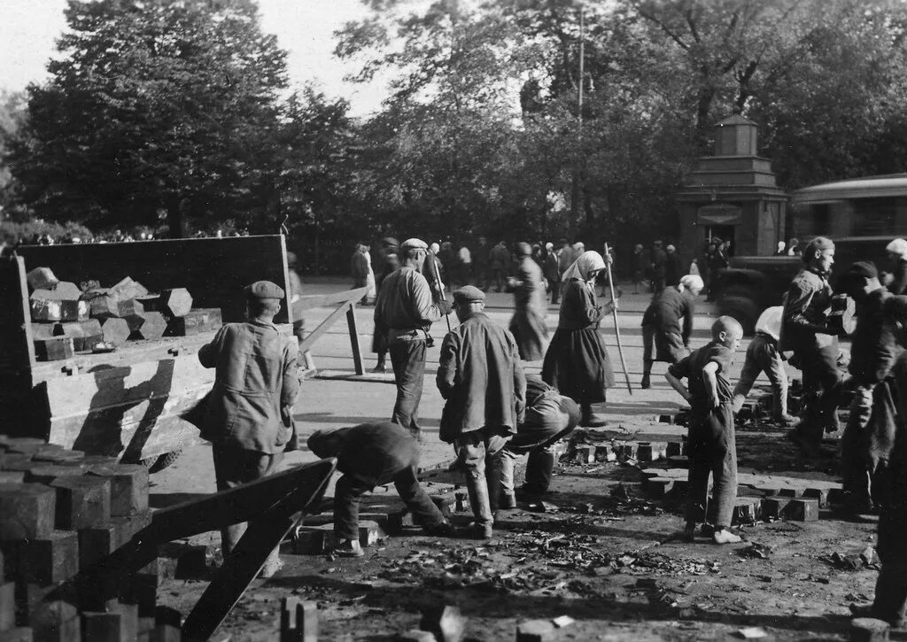 Похороны малевича. Хармс малевич. Школа 1935 фото. Оно 1935 год. История лыжного спорта.