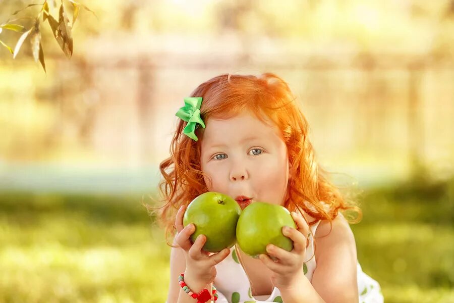 Фруктовый малыш. Фотосессия с яблоками. Фотосессия с фруктами. Фотосессия с фруктами дети. Фрукты для детей.