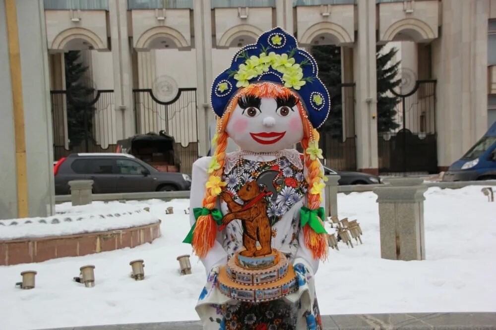 Почему чучело без лица. Боярыня Масленица кукла. Современная масленичная кукла. Масленица лицо куклы. Чучело на Масленицу.