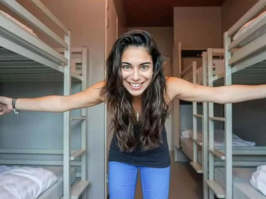 Комната в лагере. Девушки в хостелах. Девушки хостел. Красотка в хостеле. Люди в хостеле.