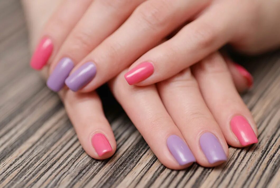 Маникюр с покрытием гель-лаком. Красивый маникюр. Шеллак профессиональный. Покрытие гель лаком. Красивый салон маникюра.