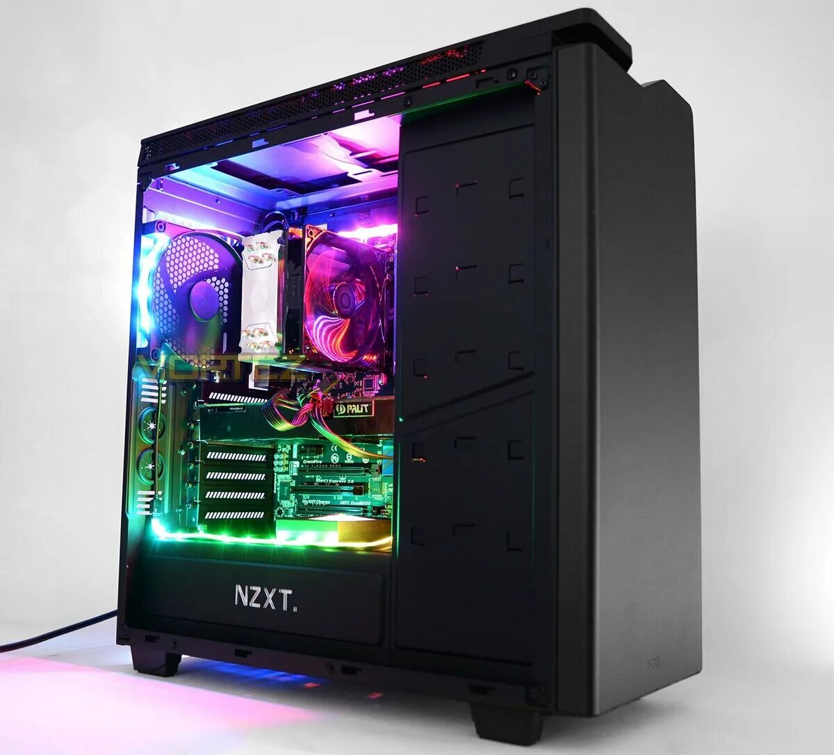 Игровой компьютер и человек. Геймерская комната с подсветкой. Корпус asus rog strix. The best pc. Кастомный компьютер.