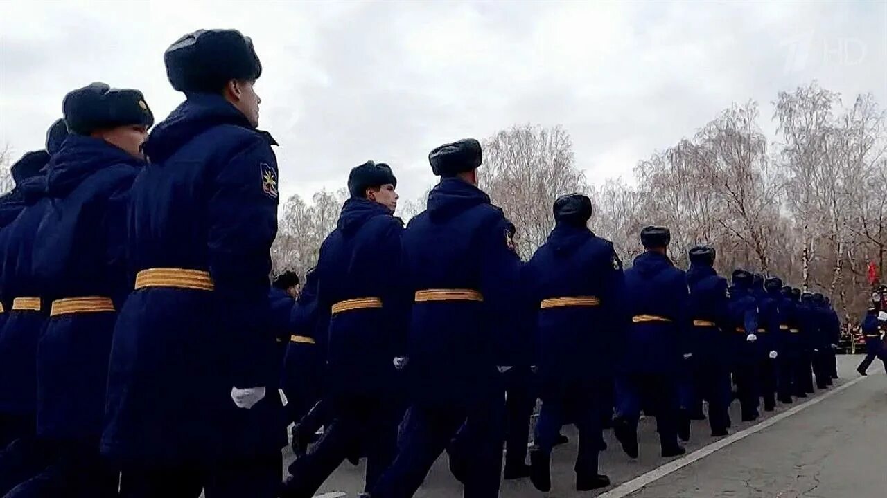 Новости 1 канала 29. Форма курсантов летного училища зимняя. Выпускницы училища летчиков. Выпуск Краснодарского летного училища 2022. Форма курсанта морского училища.