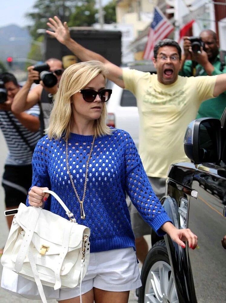 Риз Уизерспун папарацци. Reese Witherspoon Paparazzi. Селебрити папарацци. Риз Уизерспун вокруг папарацци.