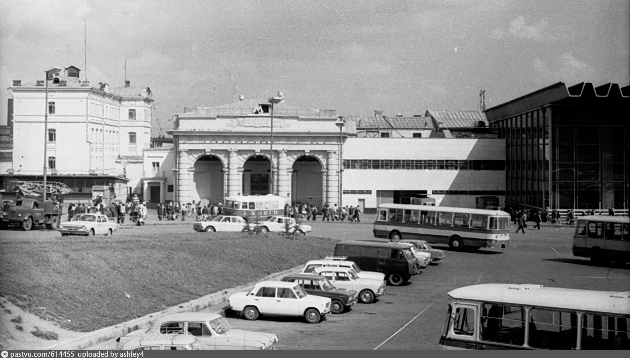 Какой московский вокзал начали реконструировать. Курский вокзал 1960. Курский вокзал Москва СССР. Курский вокзал 1950 е. Курский вокзал старое здание.