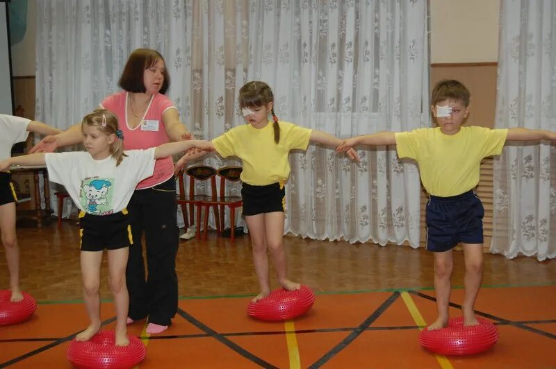 физическая реабилитация детей. физкультура с детьми овз в доу. дети с нарушением слуха на физкультуре. адаптивная физическая культура для детей. оборудование для занятий по адаптивной физкультуре.