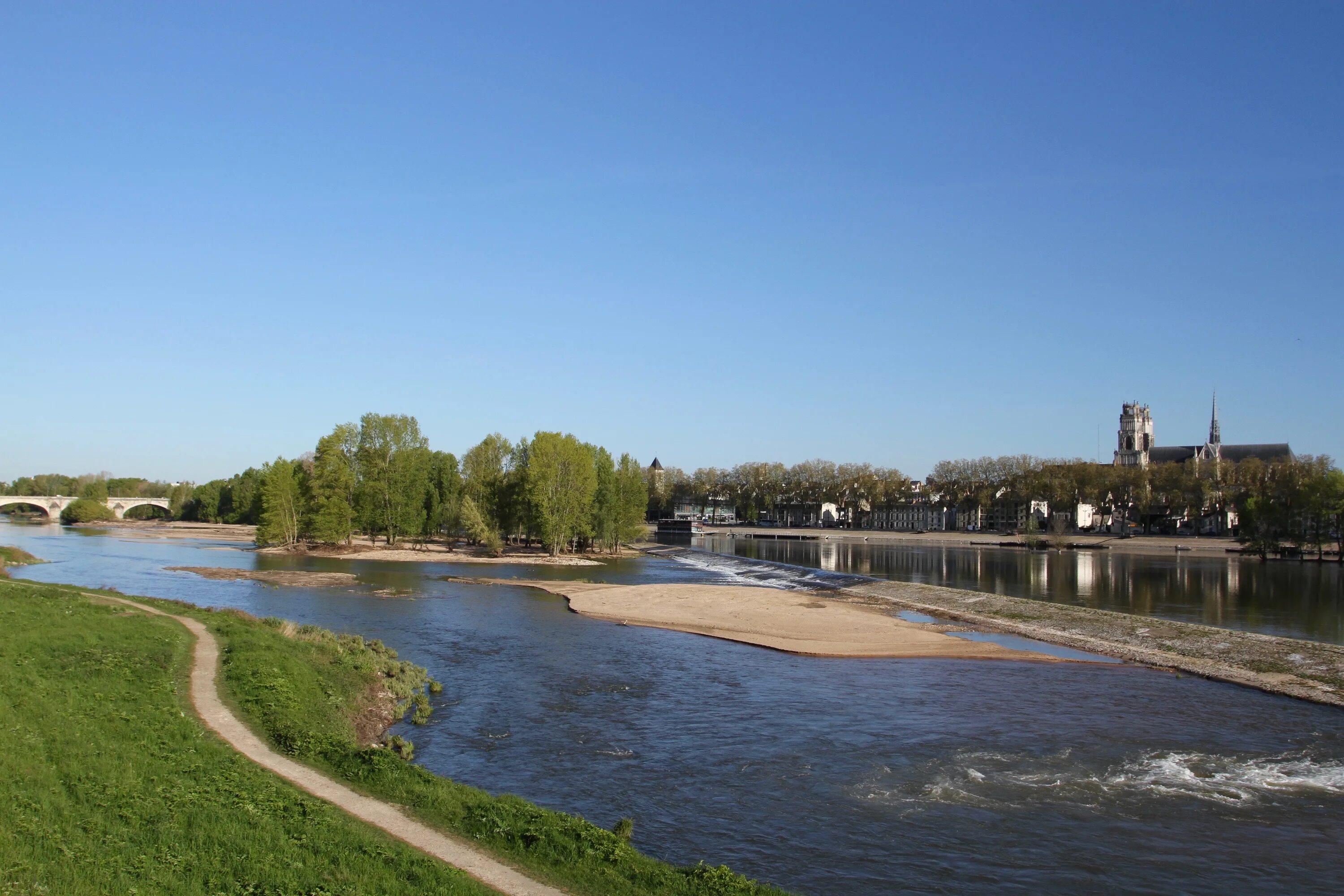 Река Луара Орлеан. Река Луара во Франции. Легера Луара река. Река с нантом и орлеаном