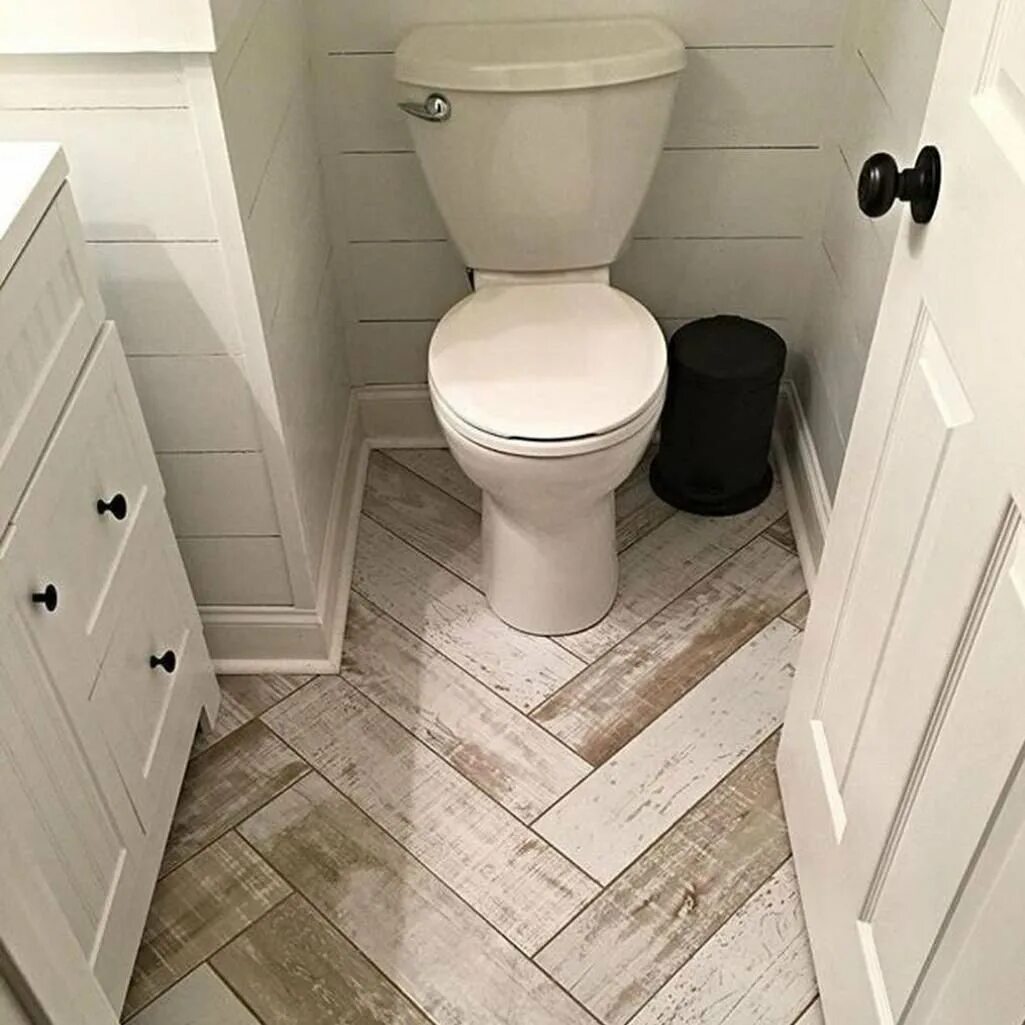 Ремонт туалета 2024. Плитка в туалет. Плитка на пол в туалет. Плитка в небольшой туалет. Туалет с плиткой до середины.