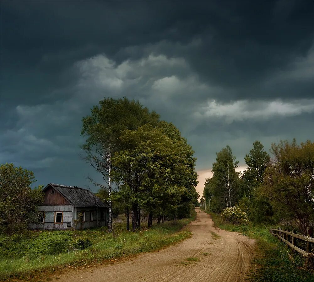 Деревенский пейзаж. Гроза в деревне. Пейзажи русской глубинки. Пасмурный пейзаж.