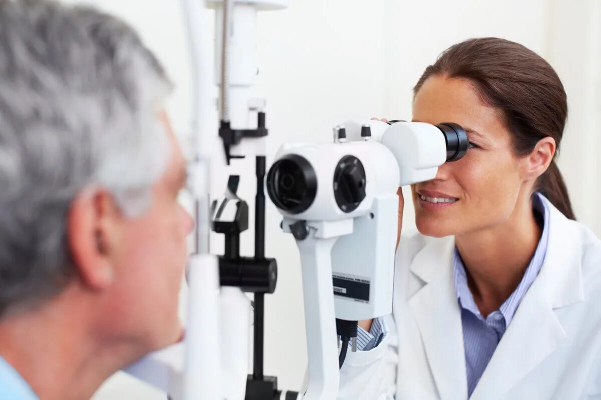 Человек проверяющий зрение. Окулист. Осмотр окулиста. Врач офтальмолог. Прием офтальмолога.